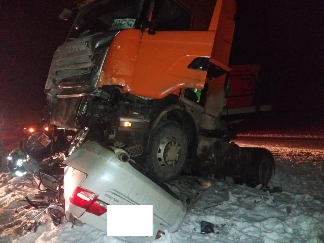 Водитель Lexus получил тяжелые травмы после столкновения с грузовиком на Ставрополье Водитель Lexus получил тяжелые травмы после столкновения с грузовиком на Ставрополье