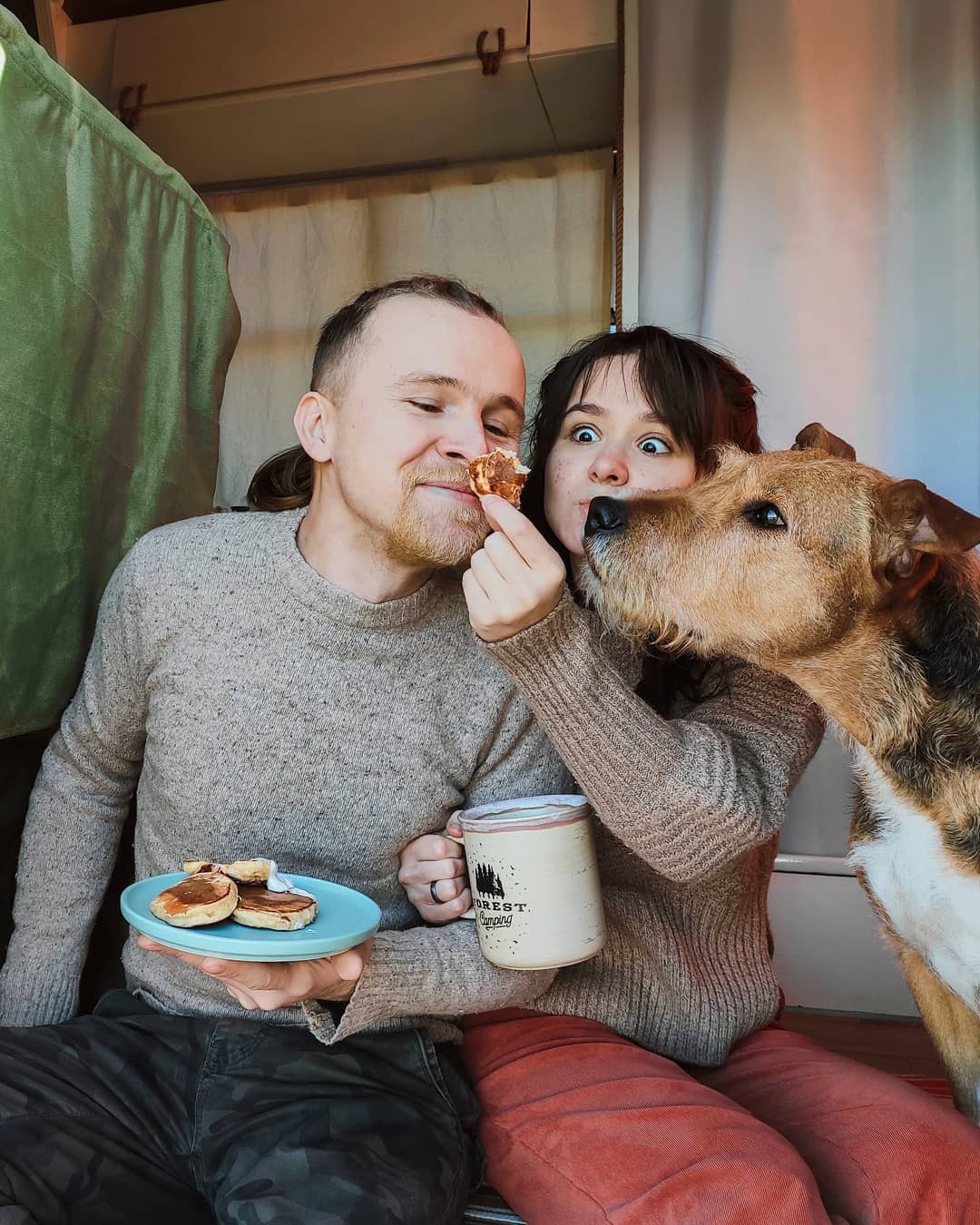 Путешествующая в ПАЗике пара с собакой добралась до Кисловодска