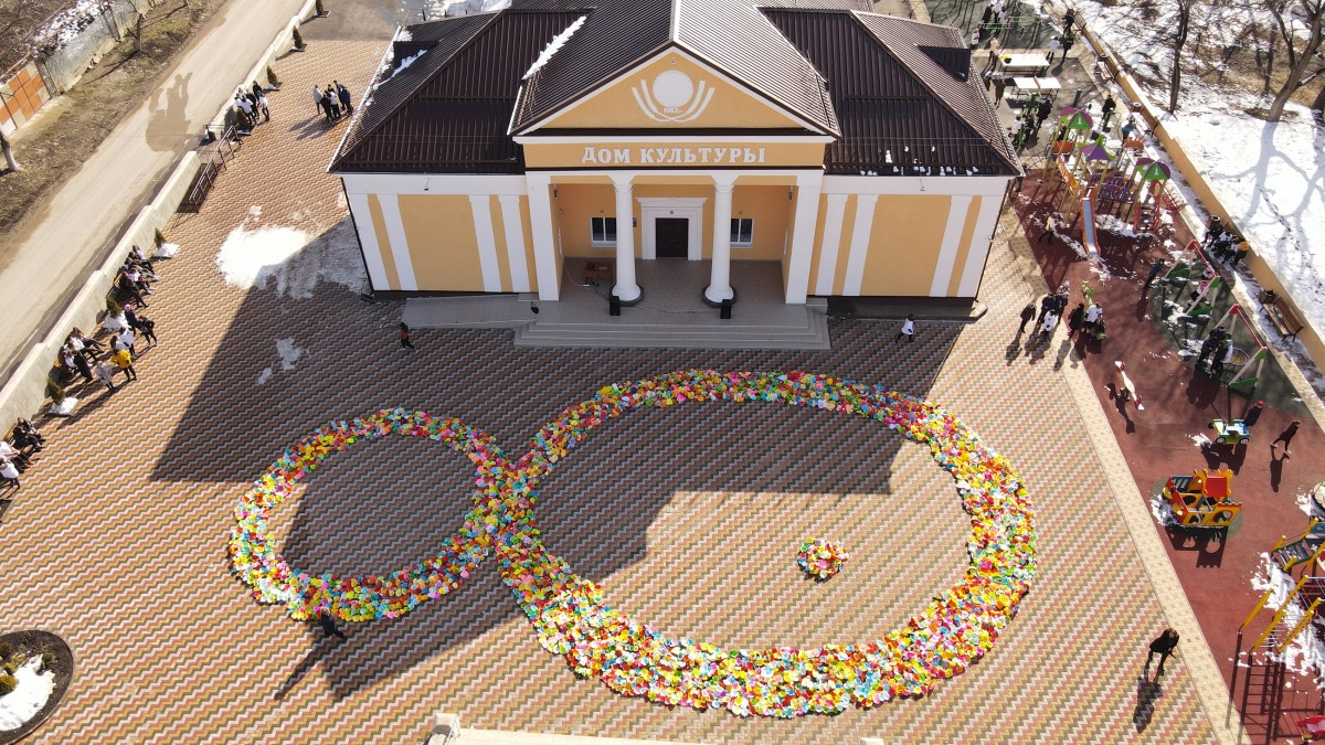 На Ставрополье собрали 80-метровую восьмерку из бумажных цветов