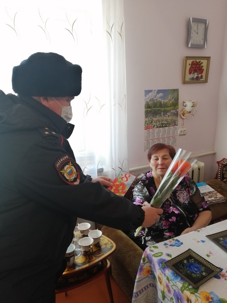 На Ставрополье сотрудники полиции приняли участие в акции «8 марта - в каждый дом»
