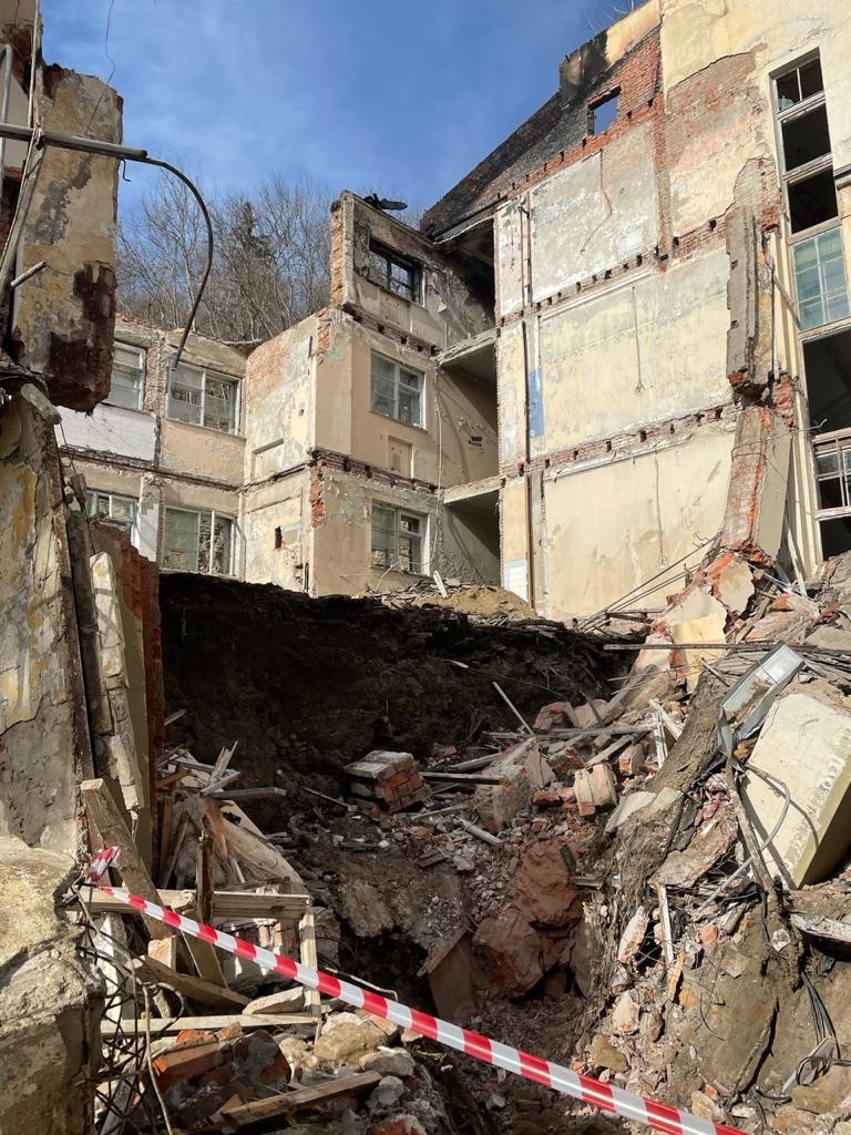 Следком проводит проверку смерти рабочего после обрушения стены санатория в Кисловодске