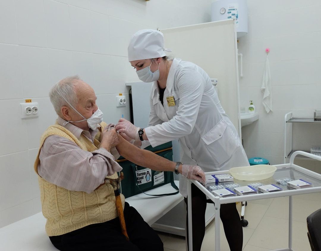 На Ставрополье 93-летний ветеран ВОВ сделал прививку от коронавируса На Ставрополье 93-летний ветеран ВОВ сделал прививку от коронавируса