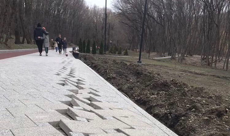 На Комсомольском пруду в Ставрополе начала «плыть» новая плитка