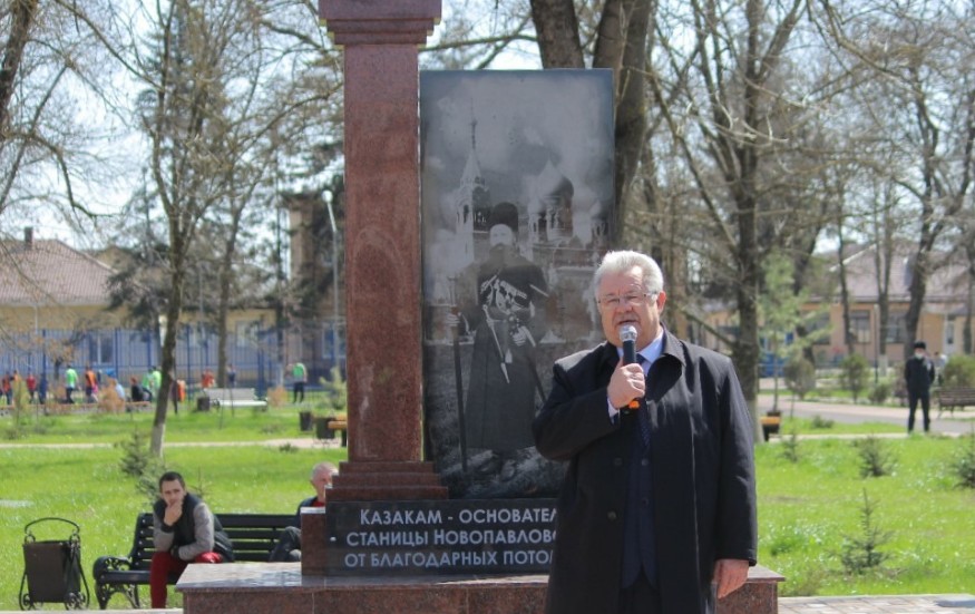 В Новопавловске открыли памятник казакам-основателям В Новопавловске открыли памятник казакам-основателям