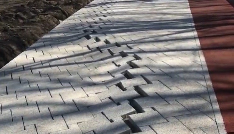 "Поплывшую" плитку на Комсомольском озере в Ставрополе обновят до 1 мая