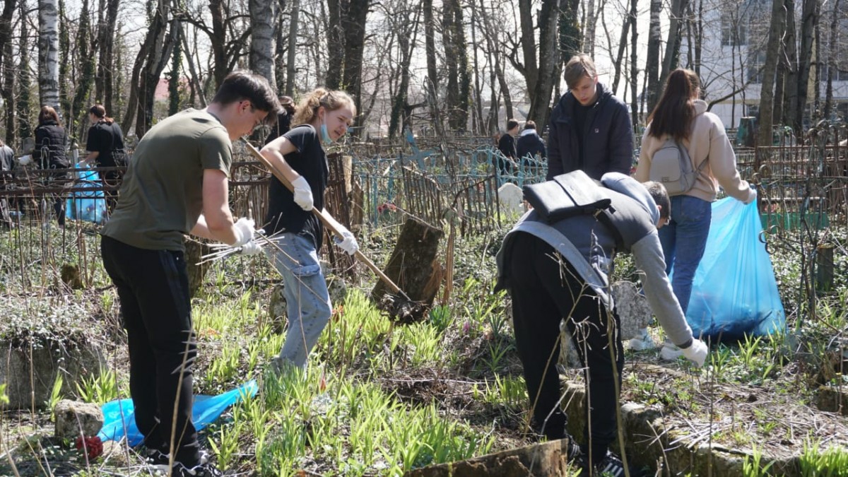 Пять грузовиков мусора вывезли после уборки на Даниловском кладбище в Ставрополе Пять грузовиков мусора вывезли после уборки на Даниловском кладбище в Ставрополе
