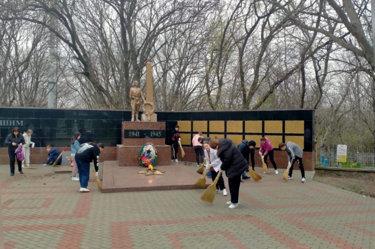 В Железноводске в ходе субботника очистили территории памятников культуры В Железноводске в ходе субботника очистили территории памятников культуры