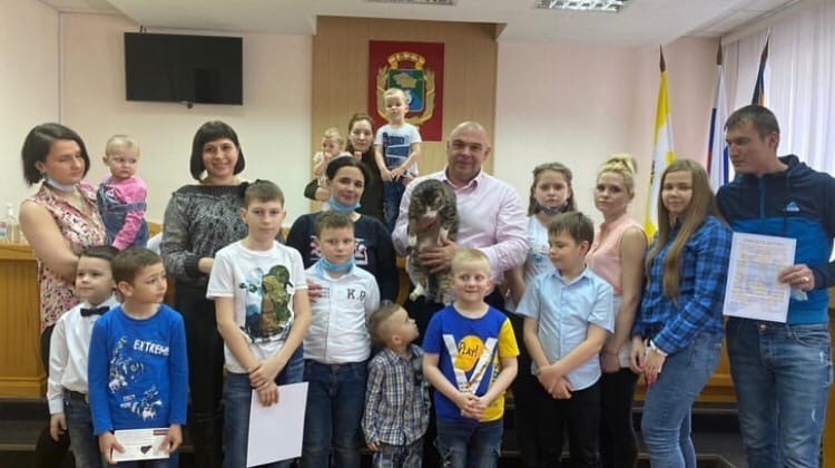 В Невинномысске пять молодых семей получили жилищные сертификаты В Невинномысске пять молодых семей получили жилищные сертификаты