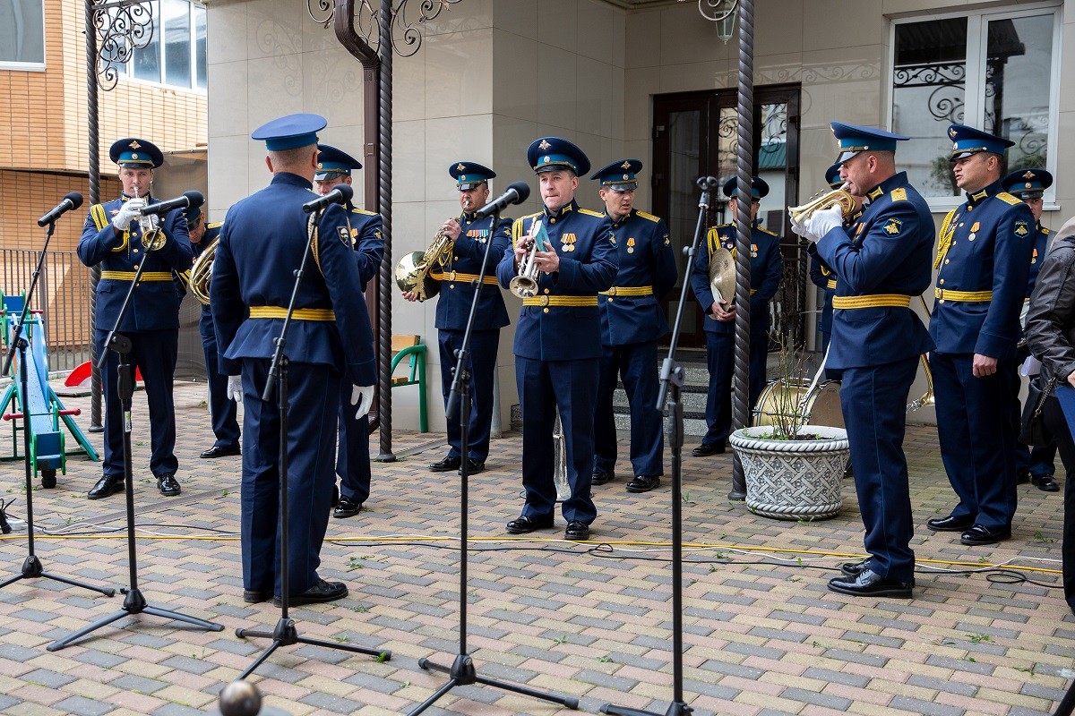 Ставропольских ветеранов поздравили «Парадами во дворе» Ставропольских ветеранов поздравили «Парадами во дворе»