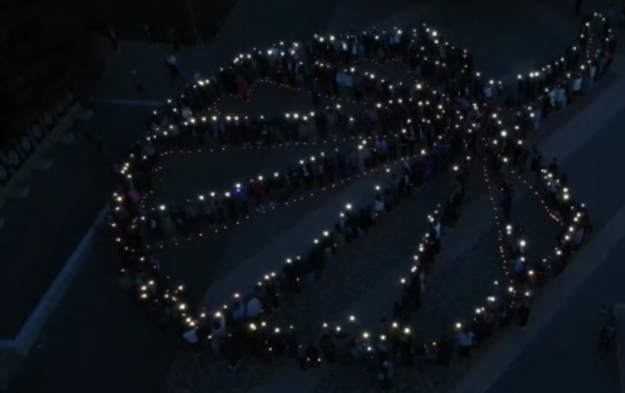 В память о героях войны выстроили гвоздику из 500 свечей в Предгорном округе