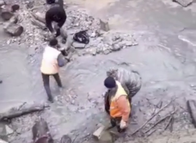 В Ставрополе продолжается уборка берегов реки Чла В Ставрополе продолжается уборка берегов реки Чла