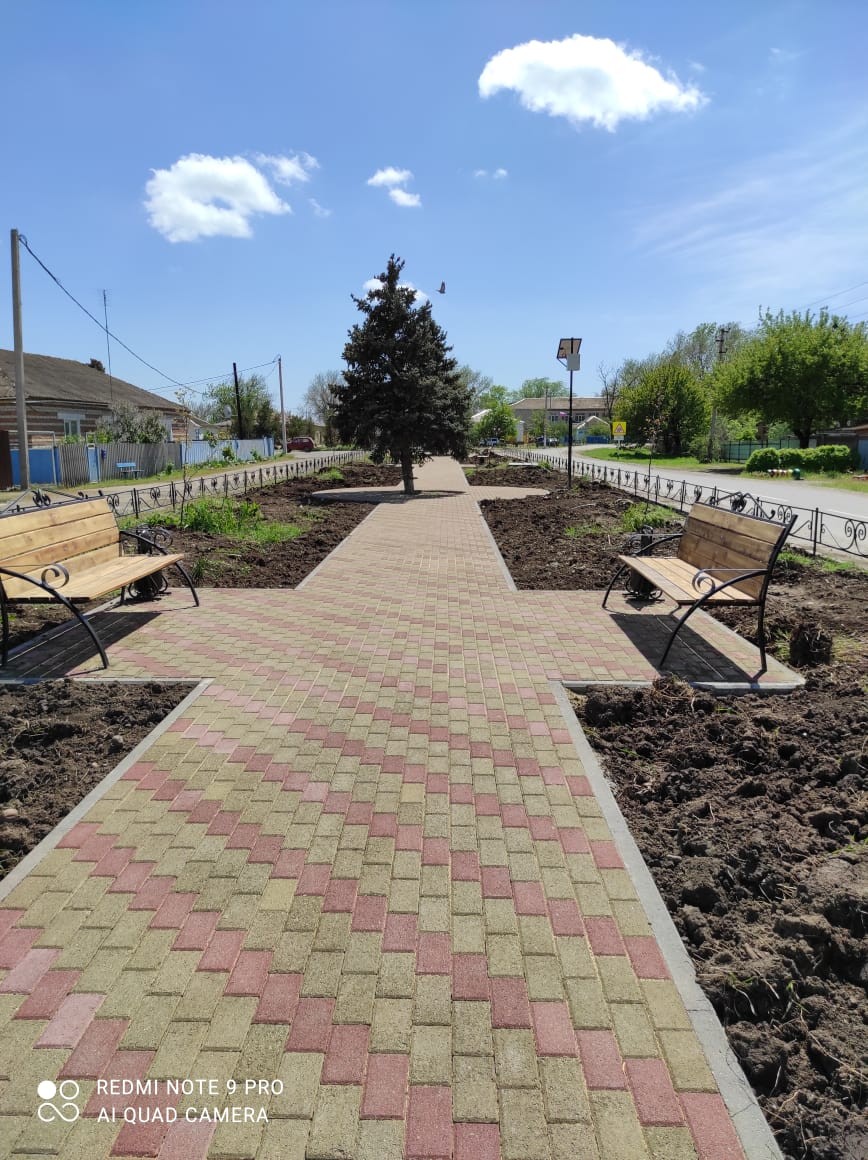 В Труновском округе заканчивают благоустройство центра села Новая Кугульта