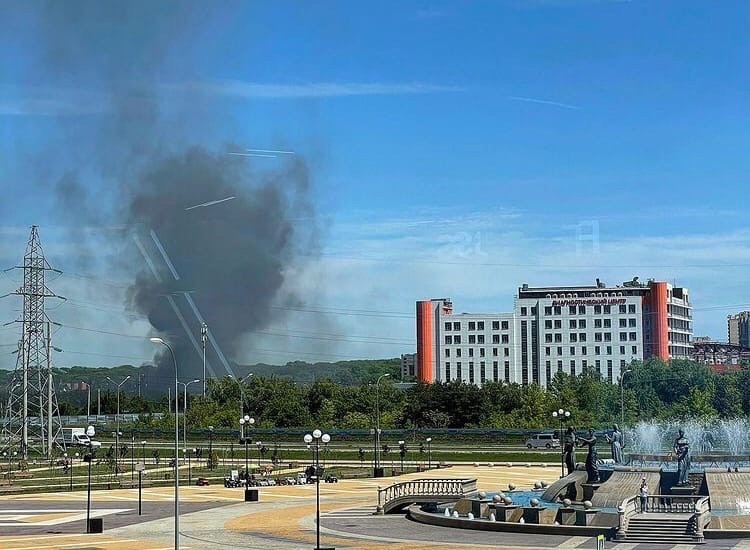 В Ставрополе горят заброшенные конюшни на улице Шпаковской В Ставрополе горят заброшенные конюшни на улице Шпаковской