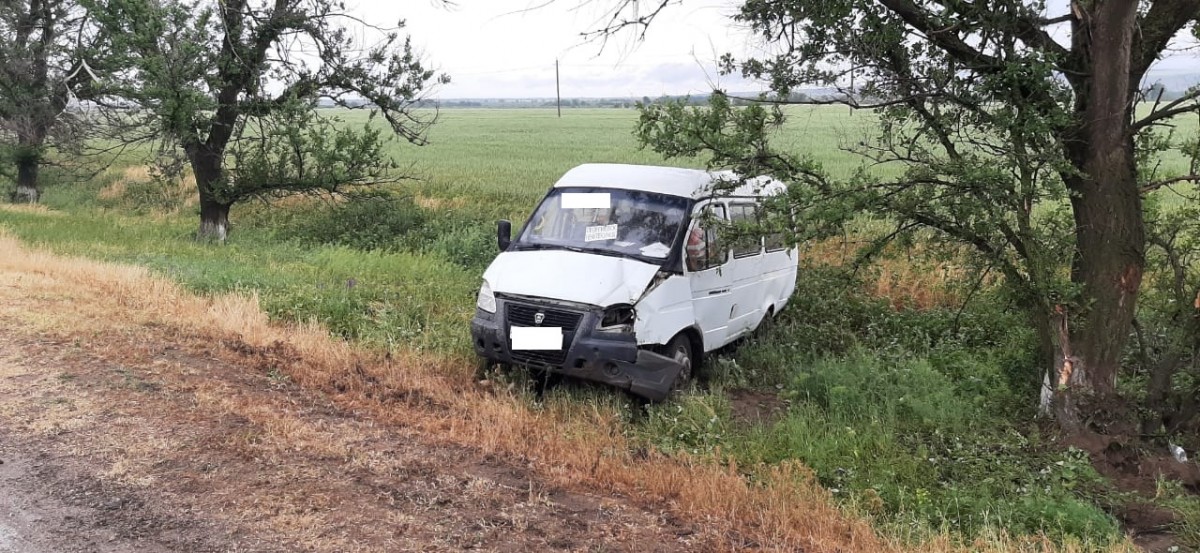 В ДТП с фурой и маршруткой пострадал один человек на Ставрополье В ДТП с фурой и маршруткой пострадал один человек на Ставрополье