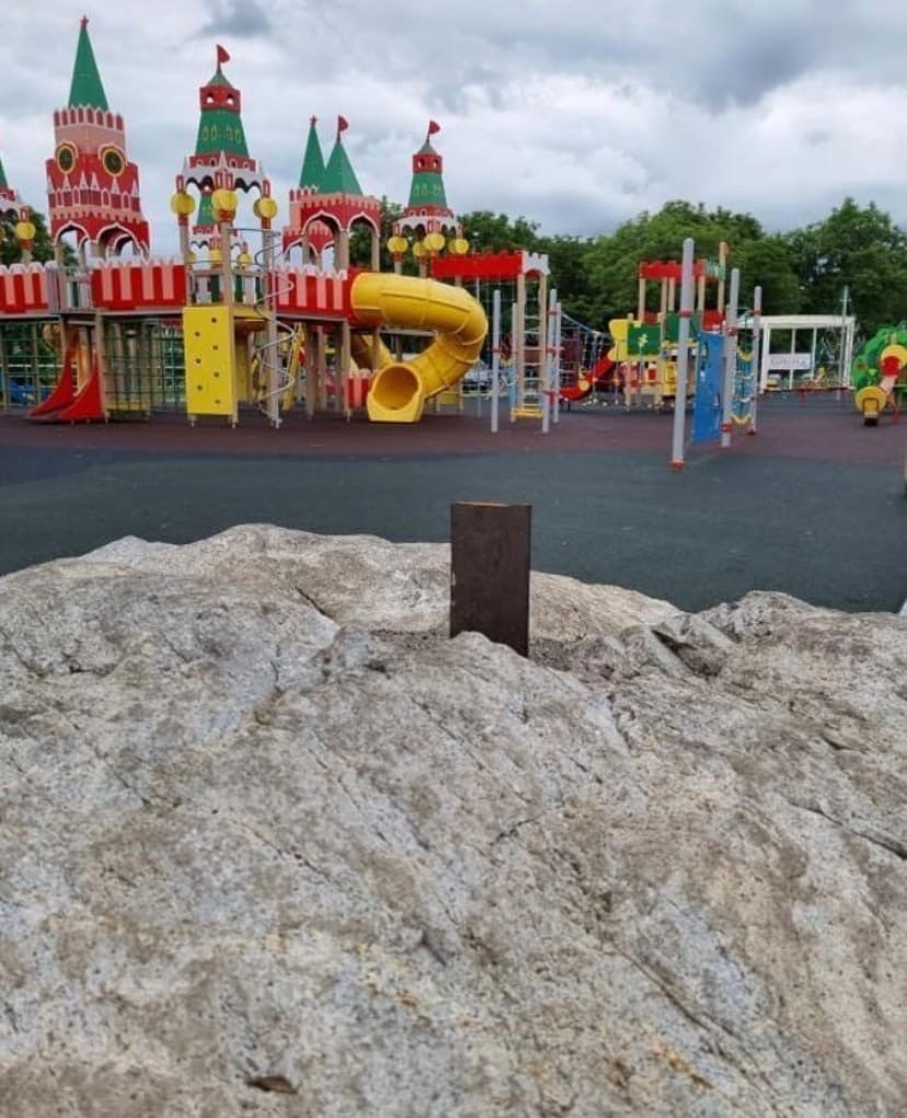 В Железноводске вандалы сломали пополам железный меч Бештау