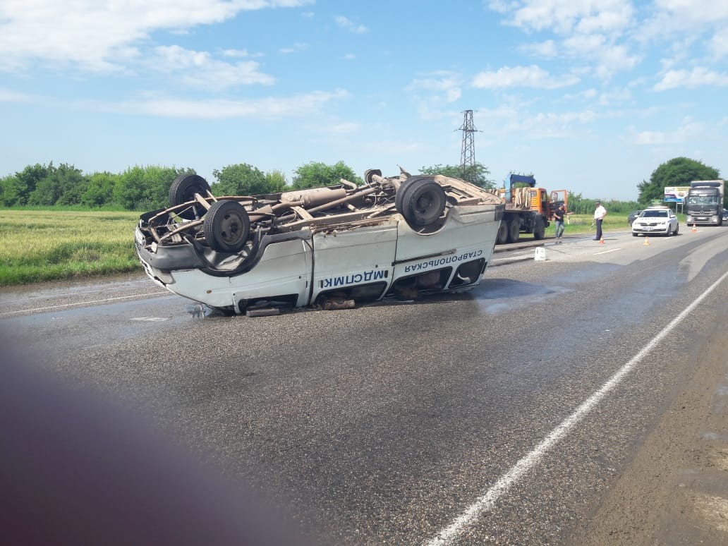 "Газель" перевернулась из-за обрыва колеса на Ставрополье "Газель" перевернулась из-за обрыва колеса на Ставрополье