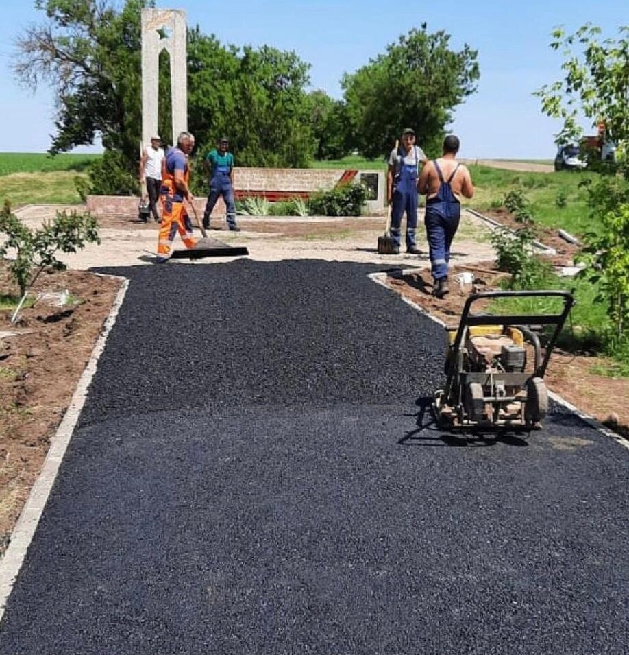 Территорию памятника погибшим танкистам благоустроили в Ставропольском крае