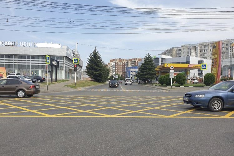 На перекрестке Ставрополя нанесли вафельную разметку На перекрестке Ставрополя нанесли вафельную разметку