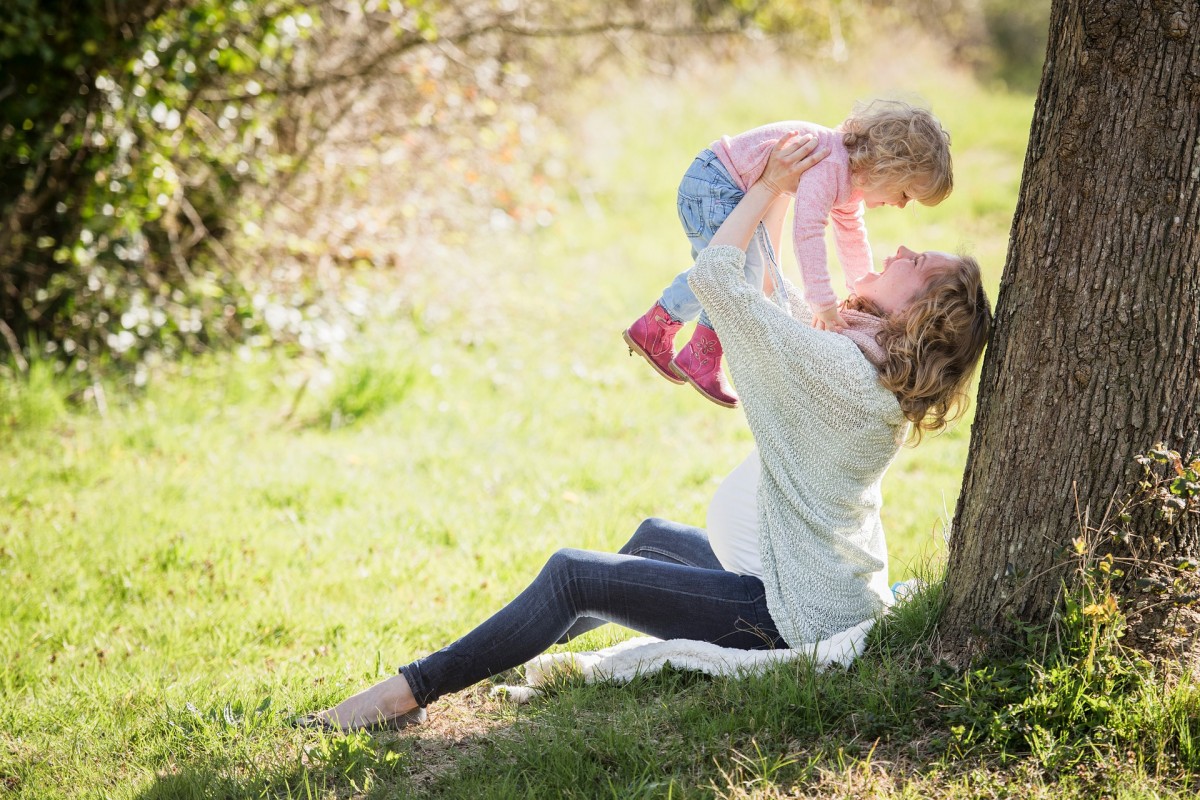 Kind mama. Счастливая мама счастливый ребенок. Радостная встреча матери с ребенком. Мама с ребенком сидят на траве. Счастливая мать с ребенком.