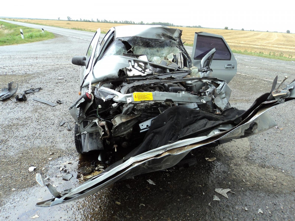 На Ставрополье легковой автомобиль столкнулся с КАМАЗом На Ставрополье легковой автомобиль столкнулся с КАМАЗом