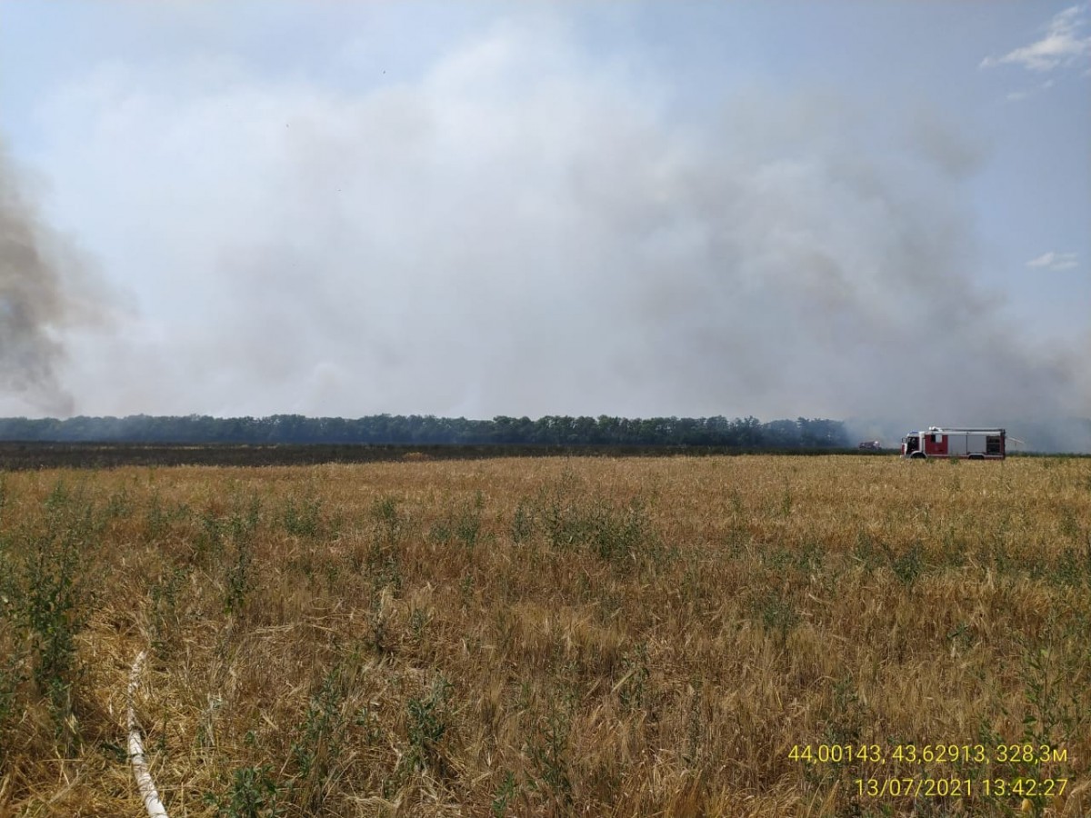 Пожар на ячменном поле потушили в Кировском округе Ставрополья
