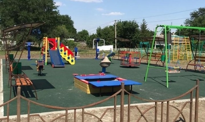 В Ставропольском поселке с населением 900 человек завершили строительство детской площадки В Ставропольском поселке с населением 900 человек завершили строительство детской площадки