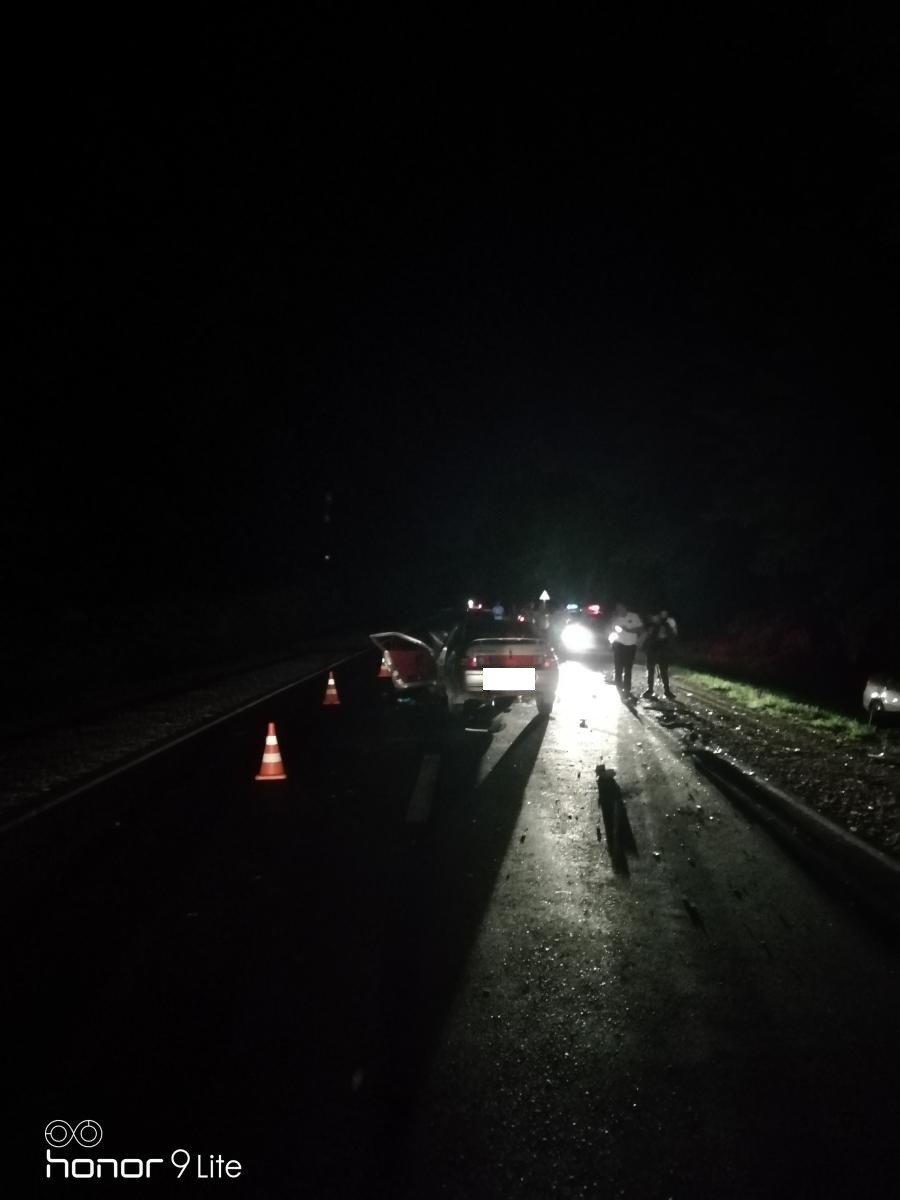 В лобовом столкновении легковушек пострадали два водителя на Ставрополье