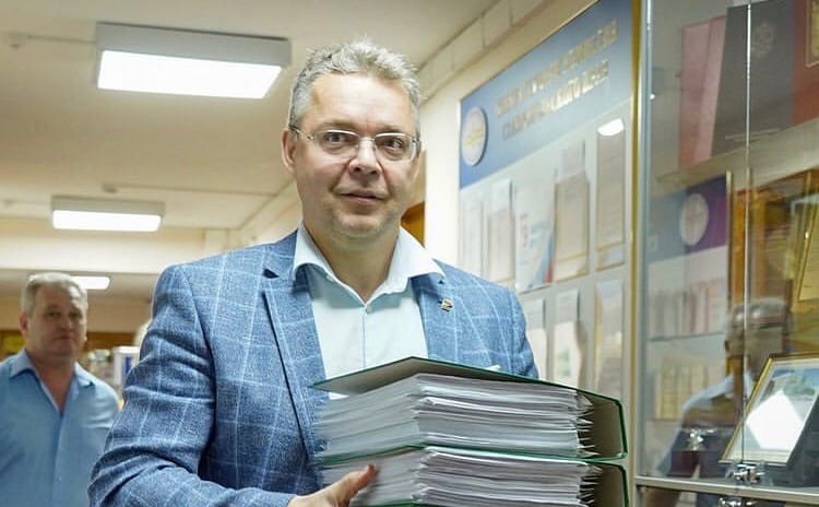 В крайизбирком Ставрополья передали партийные списки отделения «Единой России» В крайизбирком Ставрополья передали партийные списки отделения «Единой России»