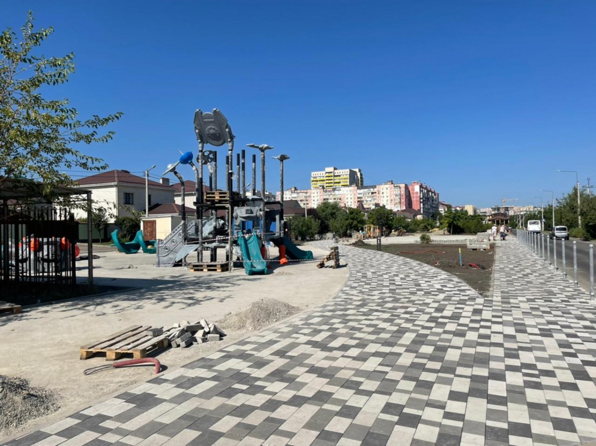 Благоустройство сквера с фонтаном и часами в 204 квартале Ставрополя продолжается