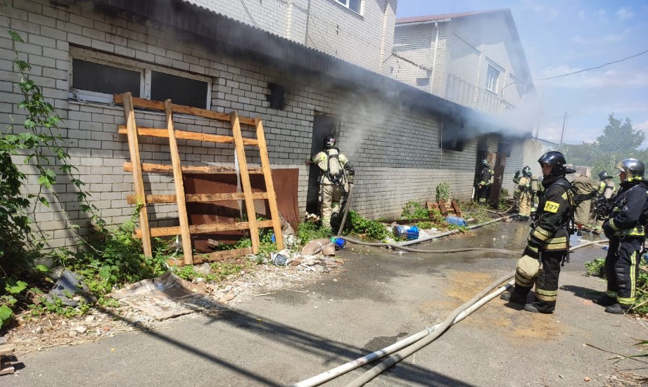 В Ставрополе на улице Бабушкина загорелся магазин В Ставрополе на улице Бабушкина загорелся магазин