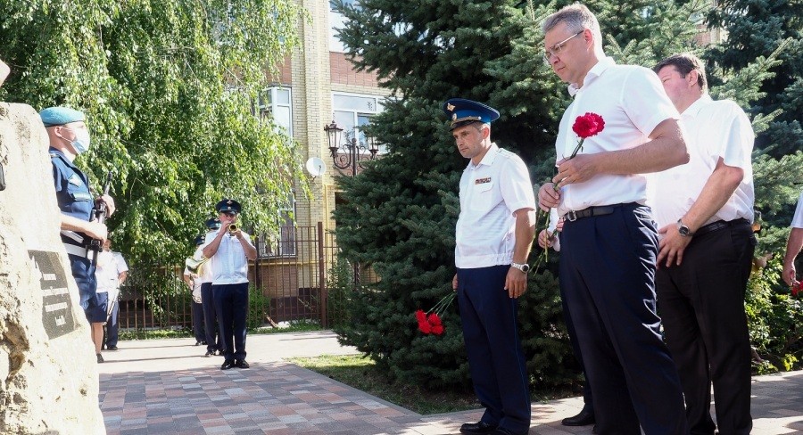 Владимир Владимиров возложил цветы на аллее Героев-десантников Владимир Владимиров возложил цветы на аллее Героев-десантников