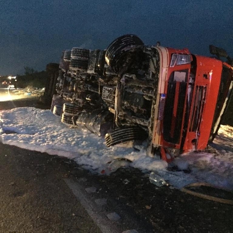 На подъезде к Ставрополю перевернулся грузовик