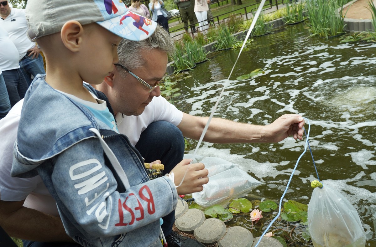Губернатор Ставрополья с ессентучанами запустил в пруд декоративных рыб