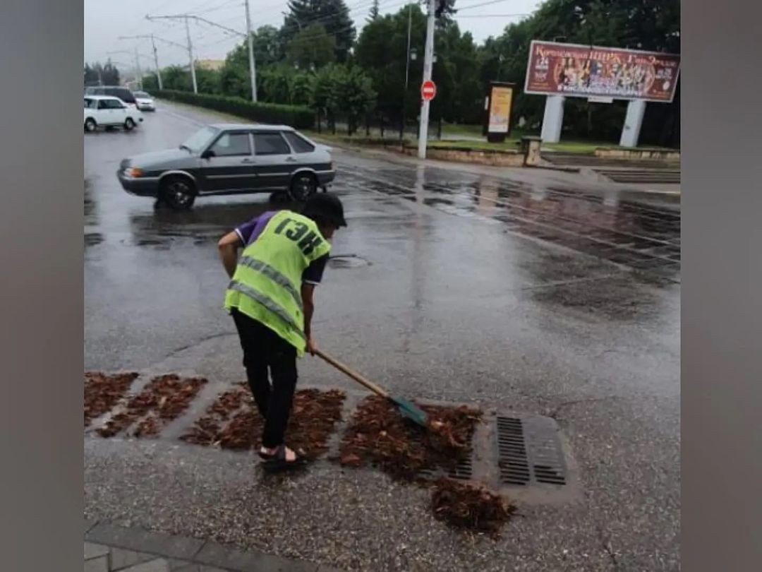 В Пятигорске устраняют последствия ночного ливня В Пятигорске устраняют последствия ночного ливня