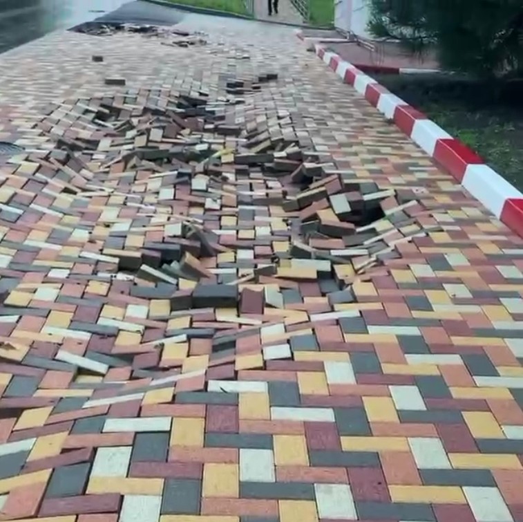 На ул. Мичурина в Ставрополе отремонтируют тротуар после ливня