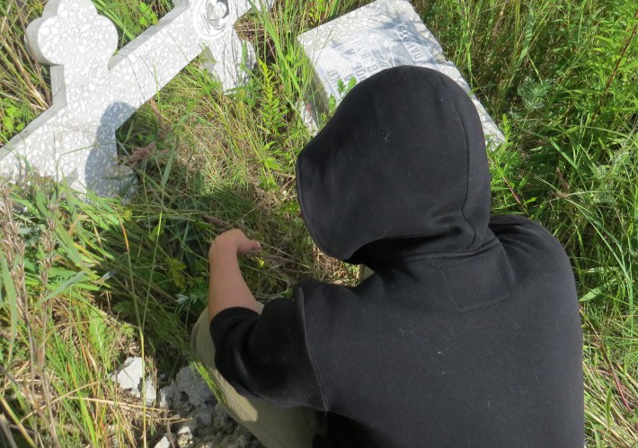 В Невинномысске задержали банду кладбищенских вандалов В Невинномысске задержали банду кладбищенских вандалов