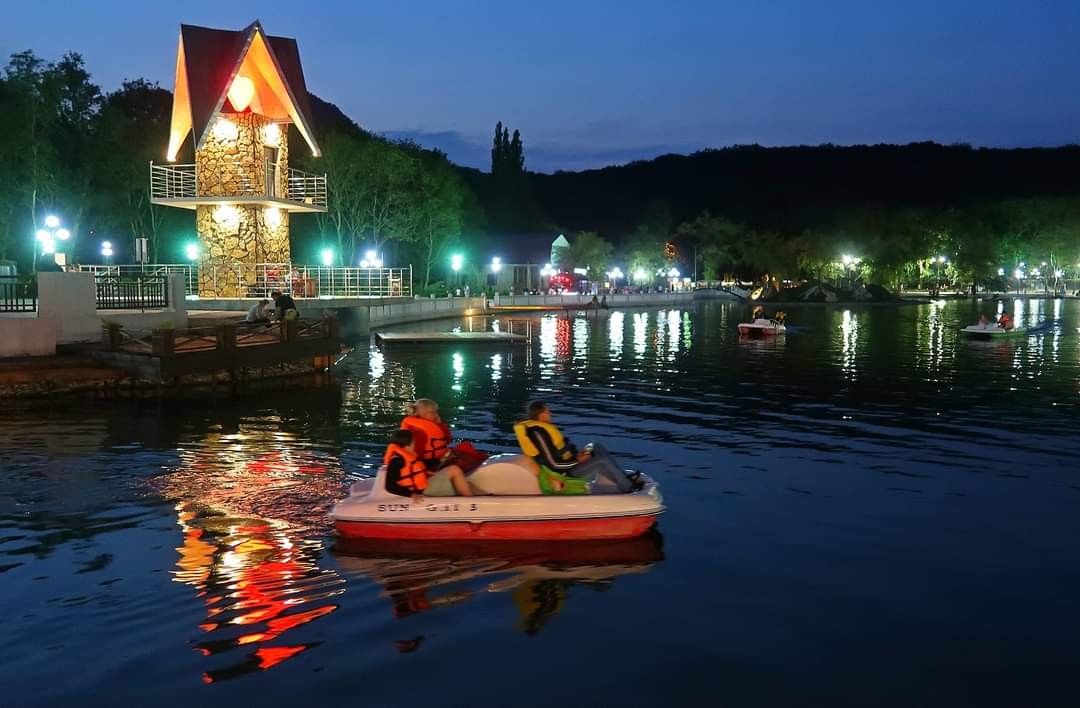 Глава Железноводска в очередной раз подтвердил чистоту и безопасность воды на городском озере Глава Железноводска в очередной раз подтвердил чистоту и безопасность воды на городском озере
