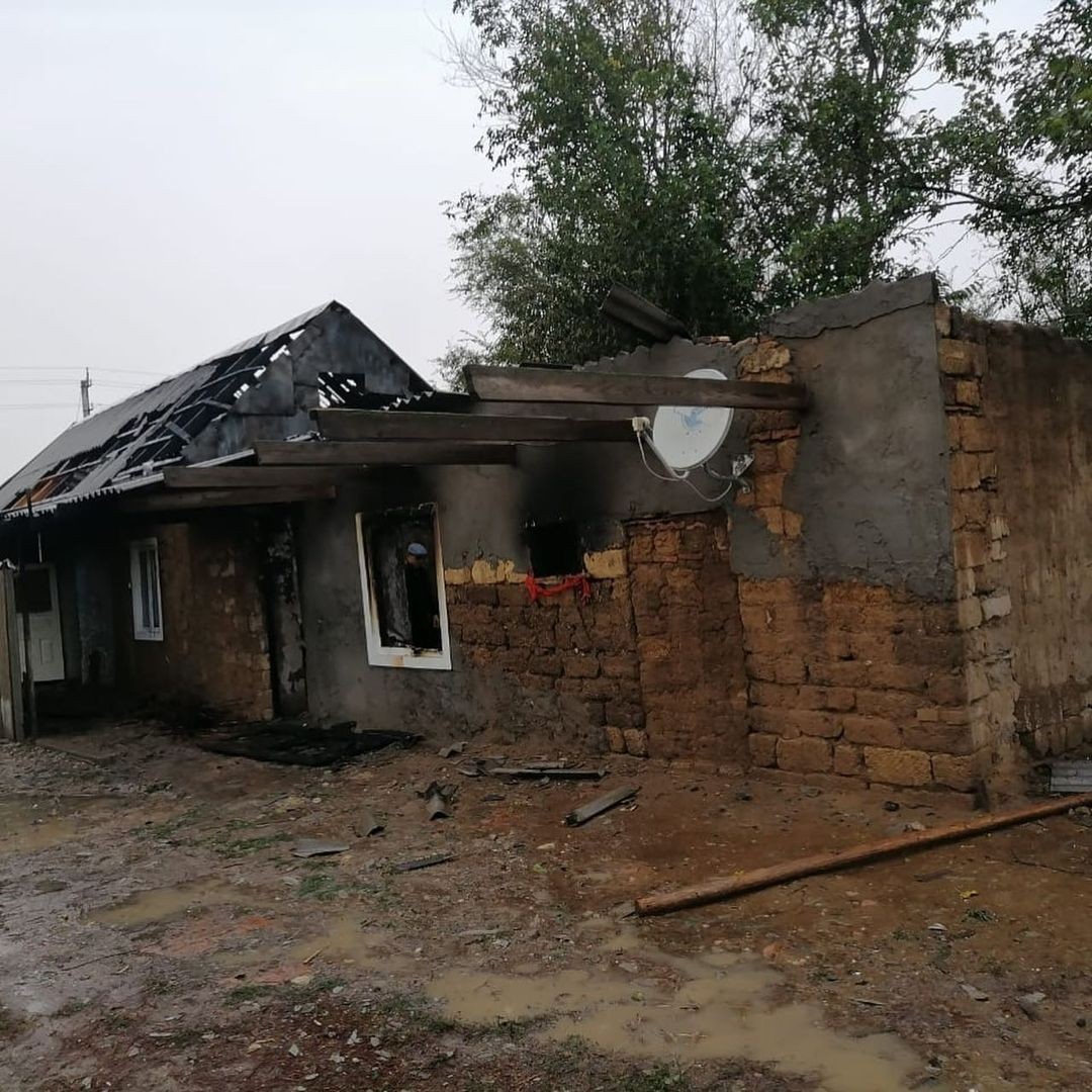 Из-за удара молнии на Ставрополье сгорела жилая постройка Из-за удара молнии на Ставрополье сгорела жилая постройка