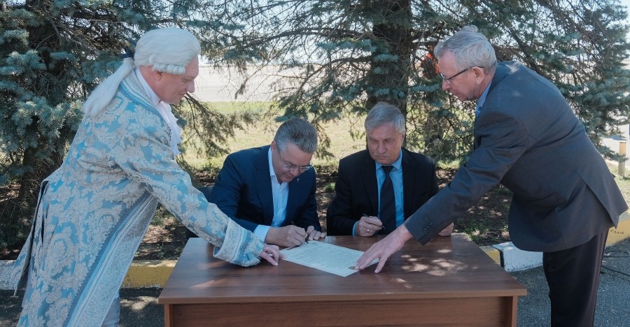 «Капсулу времени» заложили на месте строительства нового аэровокзала в Ставрополе