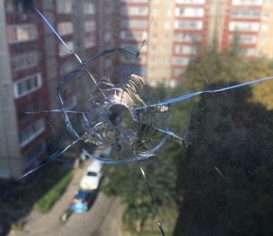 Неизвестные стреляли по окнам многоэтажки в Ставрополе