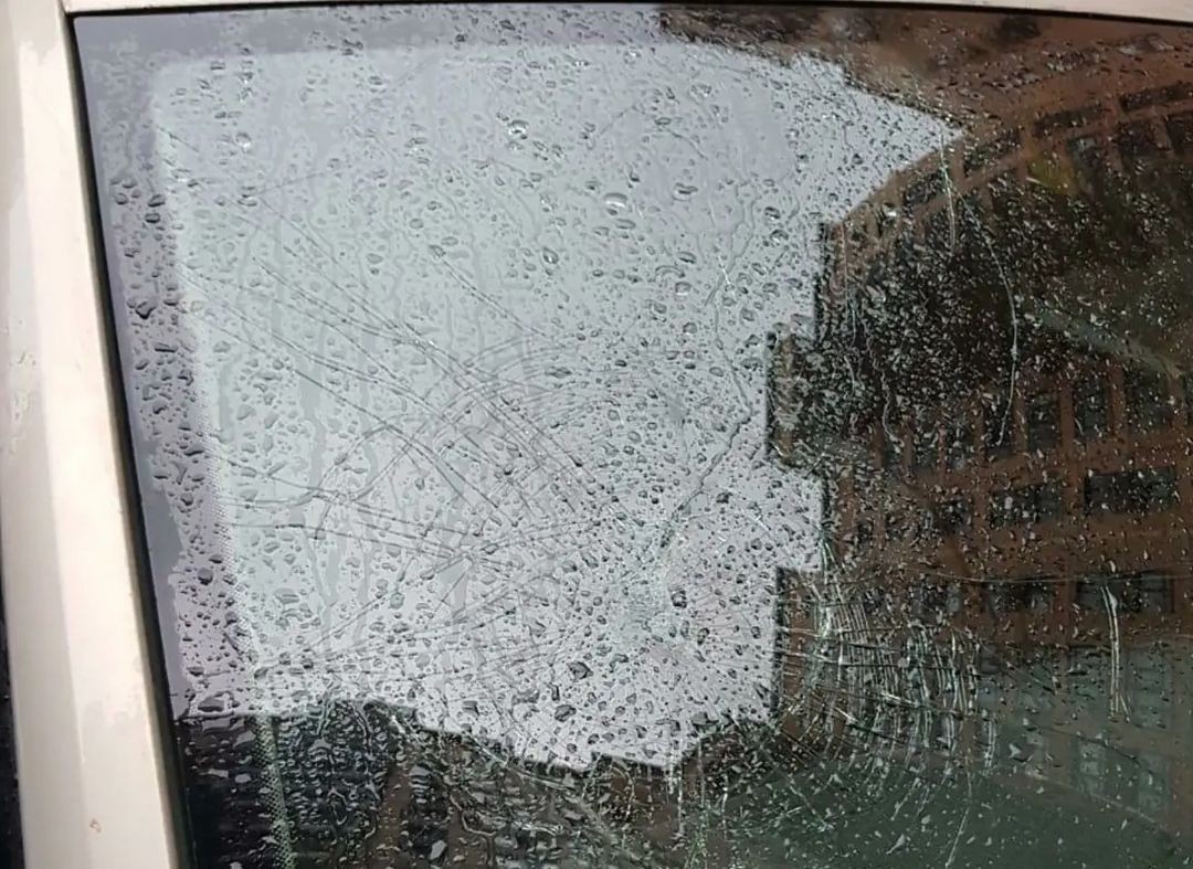 Неизвестные разбили стекло иномарки во дворе дома в Ставрополе Неизвестные разбили стекло иномарки во дворе дома в Ставрополе