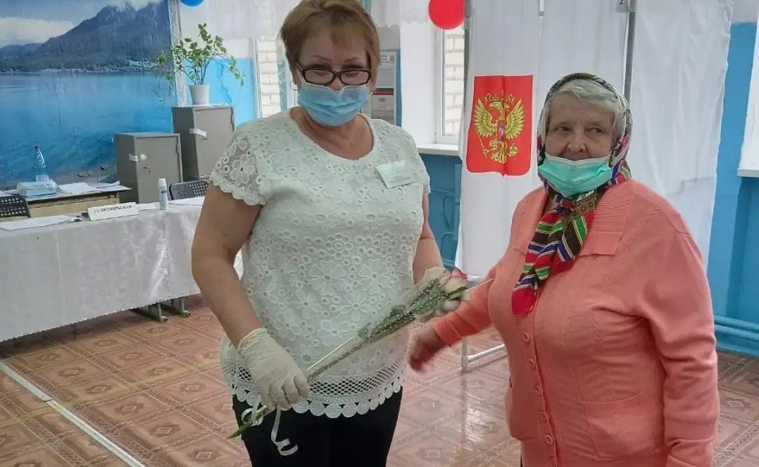 Пожилая избирательница в Ставропольском крае пришла на выборы с цветами Пожилая избирательница в Ставропольском крае пришла на выборы с цветами