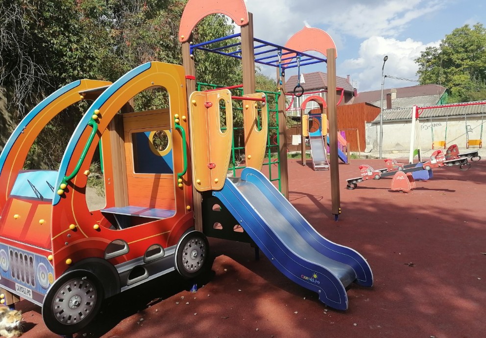 На обустройство двух игровых зон в Ессентуках направили около 9 млн рублей На обустройство двух игровых зон в Ессентуках направили около 9 млн рублей