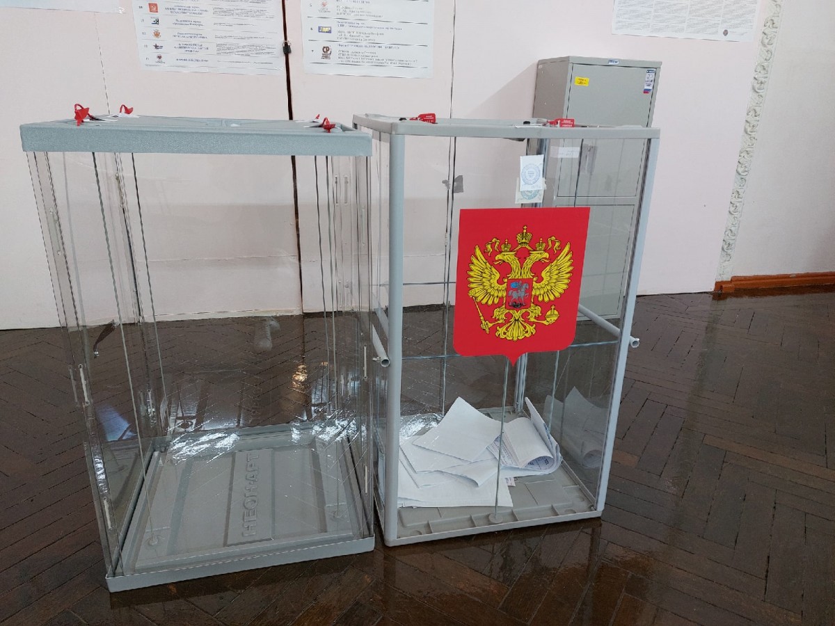 Избирательный участок 666. Избирательный участок 114 Ставрополь. Герб на шторках на избирательном участке.