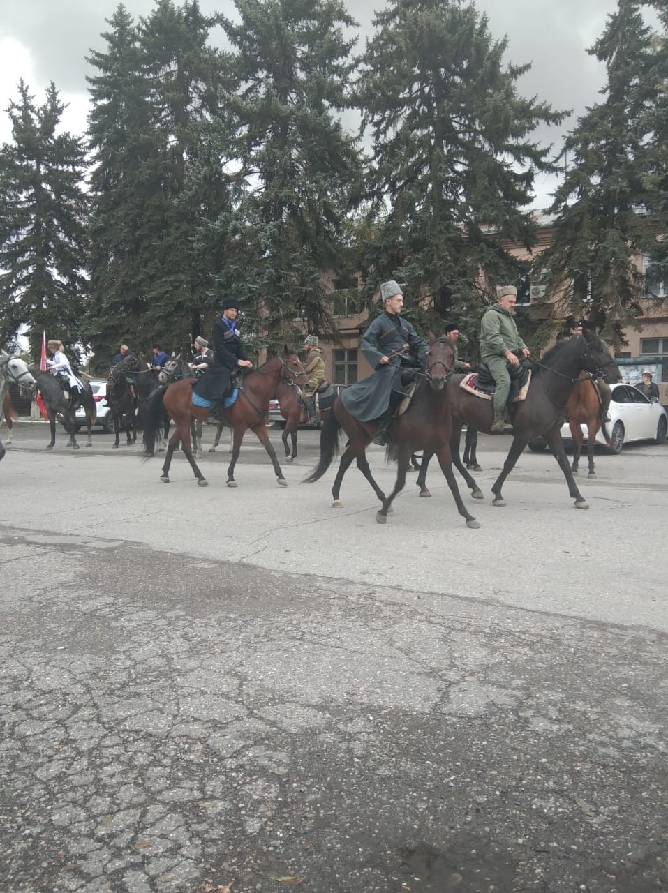 В Кировском округе организован конный проход в память о казачьем генерале Василии Бондареве
