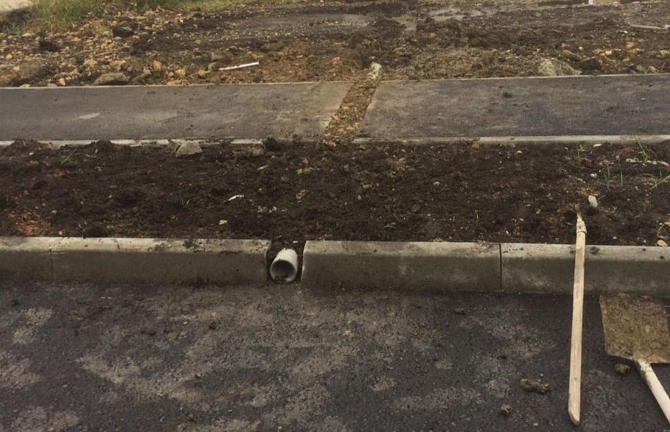 В Ставрополе местные жители разрушили бордюр на участке Янтарного проезда, где недавно завершили ремонт В Ставрополе местные жители разрушили бордюр на участке Янтарного проезда, где недавно завершили ремонт