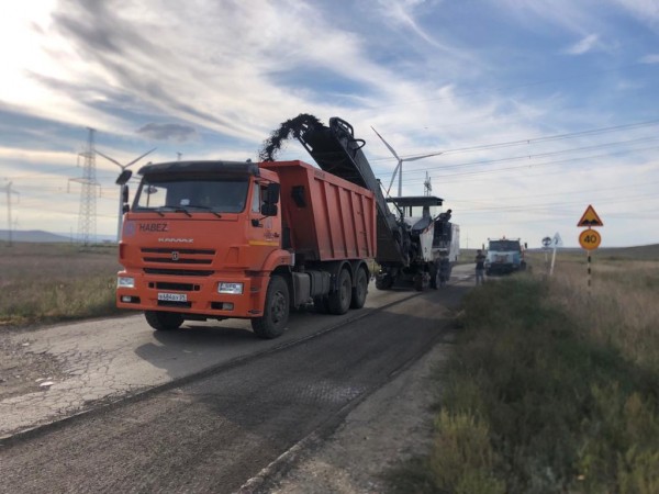 На Ставрополье ремонтируют более 12, 4 км дороги к Кочубеевской ВЭС