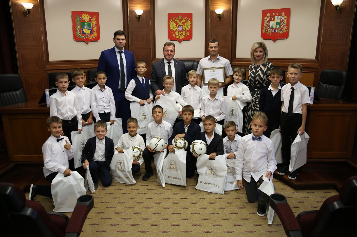Юных футболистов наградил мэр Ставрополя Иван Ульянченко
