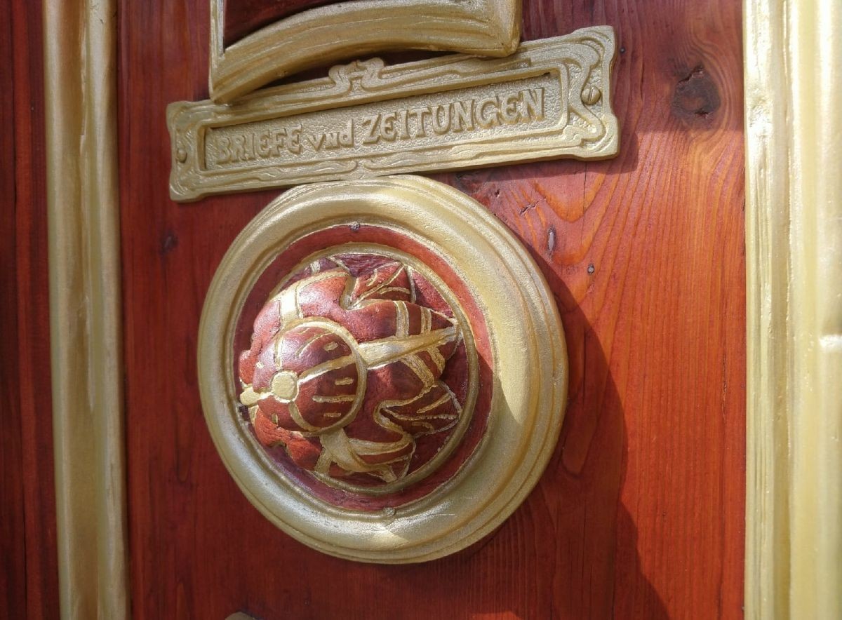 Молодой мастер реставрирует знаменитую дверь «Для писем и газет» в Ставрополе Молодой мастер реставрирует знаменитую дверь «Для писем и газет» в Ставрополе