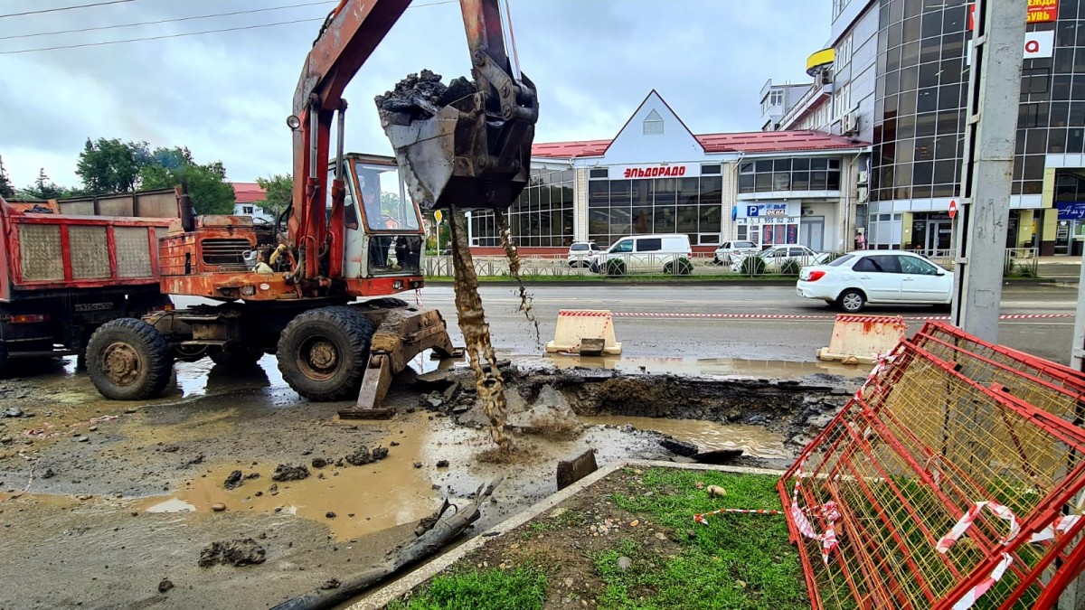 Три из четырех прорывов теплопровода ликвидировали в Невинномысске